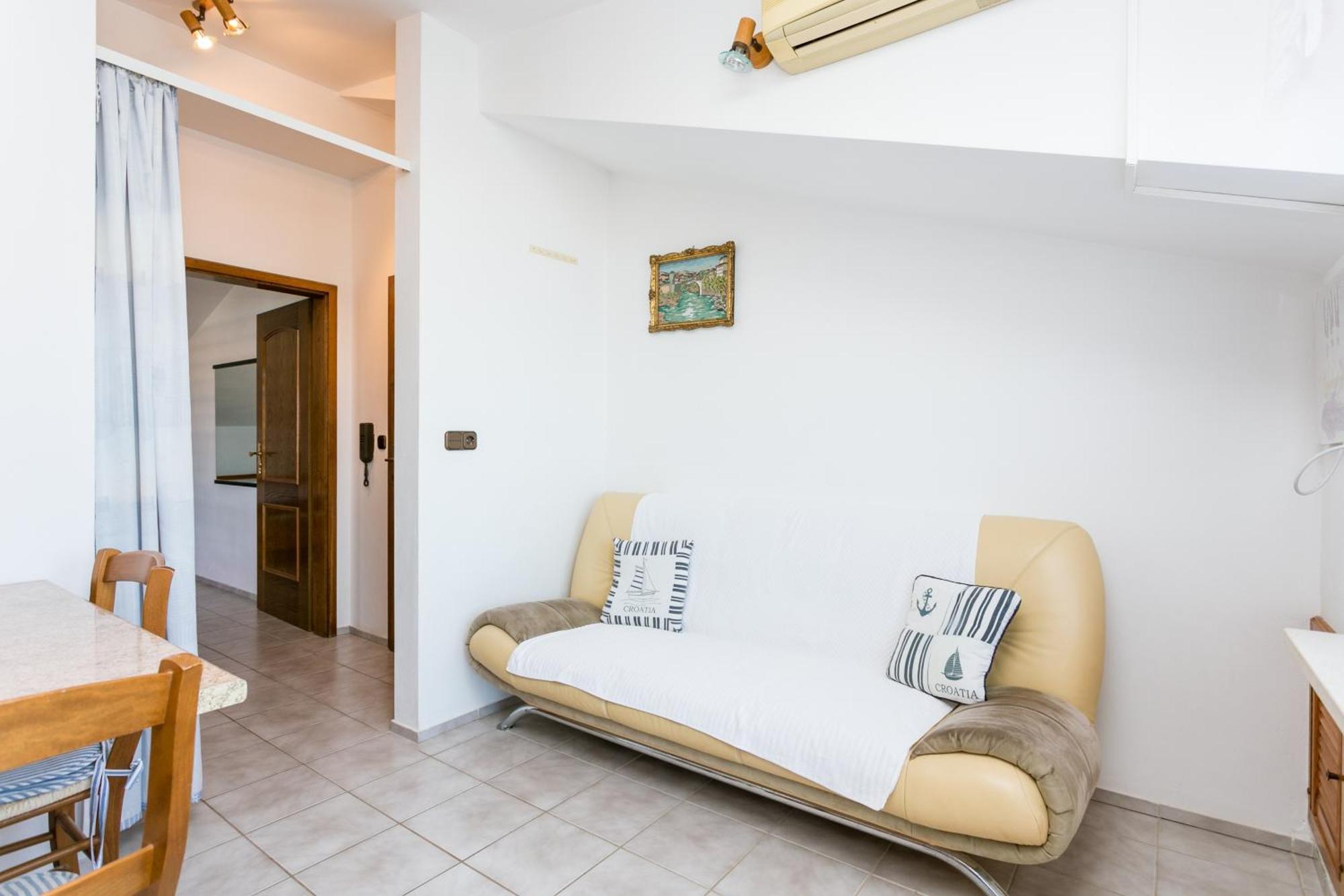 Seaside Apartments With A Swimming Pool Okrug Gornji, Ciovo - 11374 Трогір Номер фото