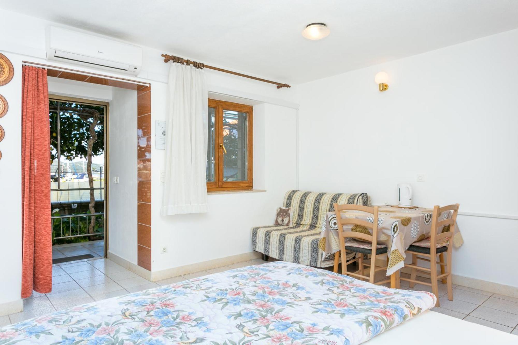 Seaside Apartments With A Swimming Pool Okrug Gornji, Ciovo - 11374 Трогір Номер фото